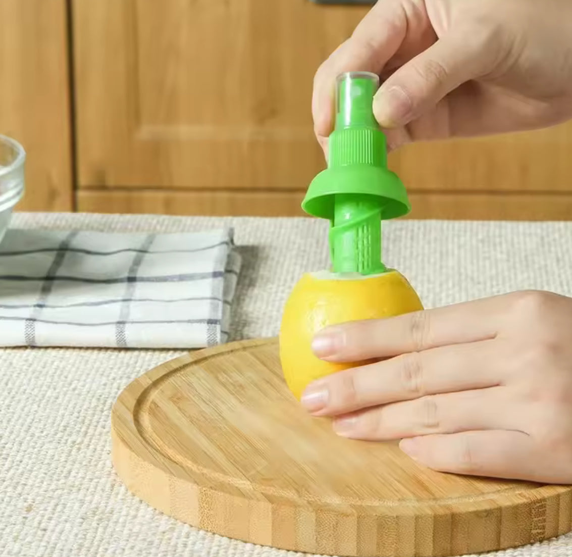 שפריצר ללימון עוזר בהכנת אוכל קל לשימוש