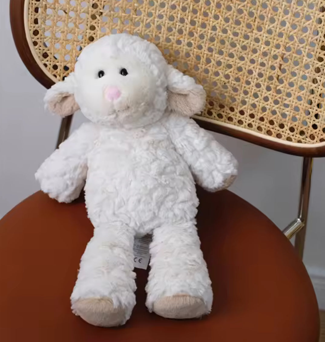 בובת כבשה לבנה וחמודה למשחק